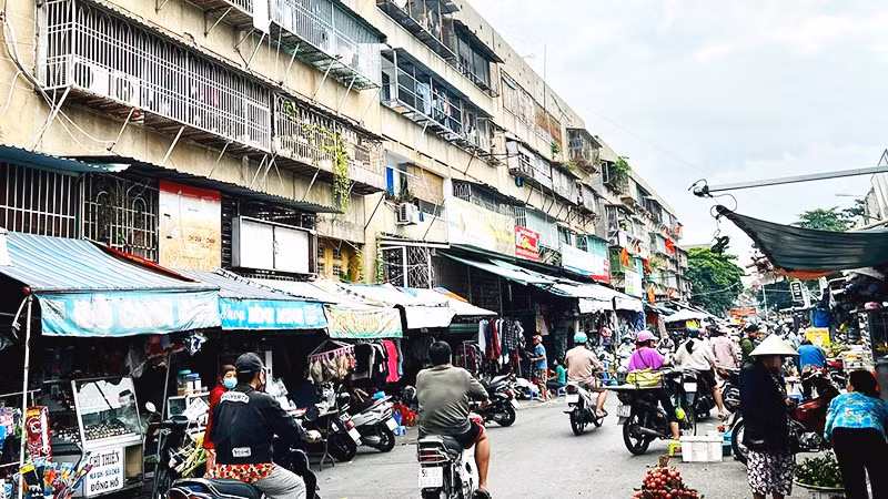 Việc lắp đặt các “chuồng cọp” kiên cố và lòng đường bị lấn chiếm sẽ rất nguy hiểm khi xảy ra cháy, nổ. 