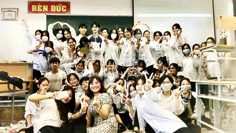 Cô Quỳnh và các học sinh của mình.