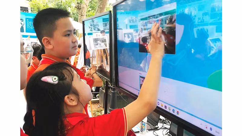 Cần trang bị tốt về bản sắc văn hóa và bản lĩnh xã hội khi tham gia môi trường mạng và sử dụng các ứng dụng công nghệ. Ảnh: HOÀNG HOA