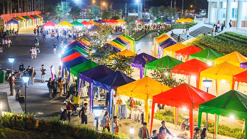 Chợ đêm sinh viên ở làng đại học. Ảnh: VNE