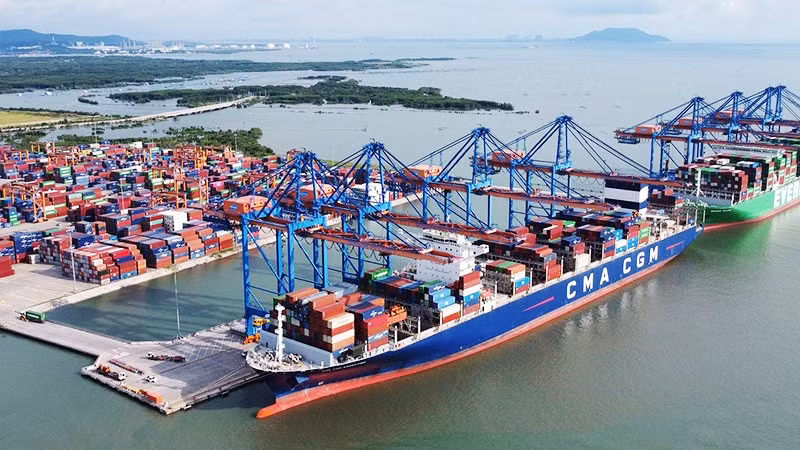 Việc phát triển các các tầng giá trị logistics xanh sẽ tạo bước nhảy vọt về năng lực cạnh tranh cho các trung tâm trung chuyển, logistics. Ảnh: KHIẾU MINH