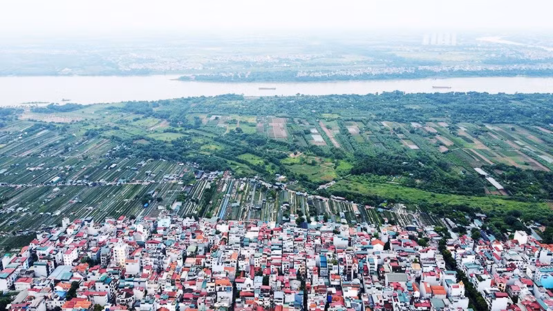 Phát triển hài hòa hai bên bờ sông Hồng trong bối cảnh thiên tai ngày càng phức tạp là một bài toán lớn. Ảnh: MINH KHIẾU
