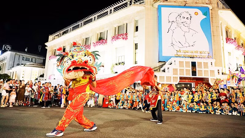 Niềm vui chung tỏa sáng nơi nơi.