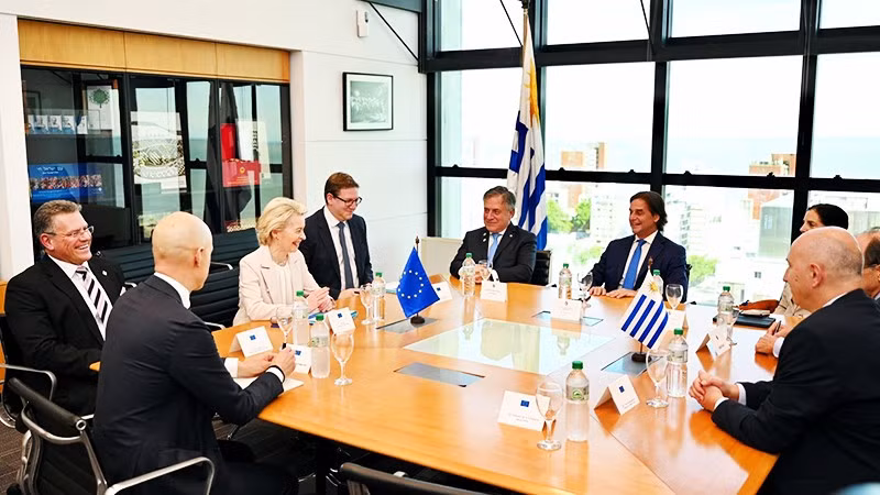 Chủ tịch EC Ursula von der Leyen (áo trắng) tại một cuộc gặp với các nhà lãnh đạo Mercosur. Ảnh: GETTY IMAGES