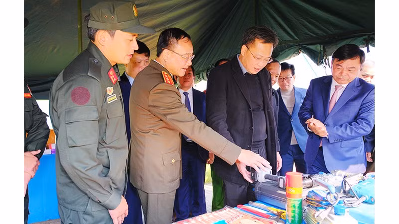 Các đại biểu tham quan một số cơ sở vật chất và trang thiết bị huấn luyện. Ảnh: VB