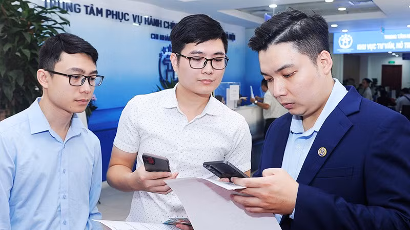 Cá nhân sử dụng tài khoản trên VNeID để truy cập, xem thông tin lý lịch tư pháp. Ảnh: NAM HẢI