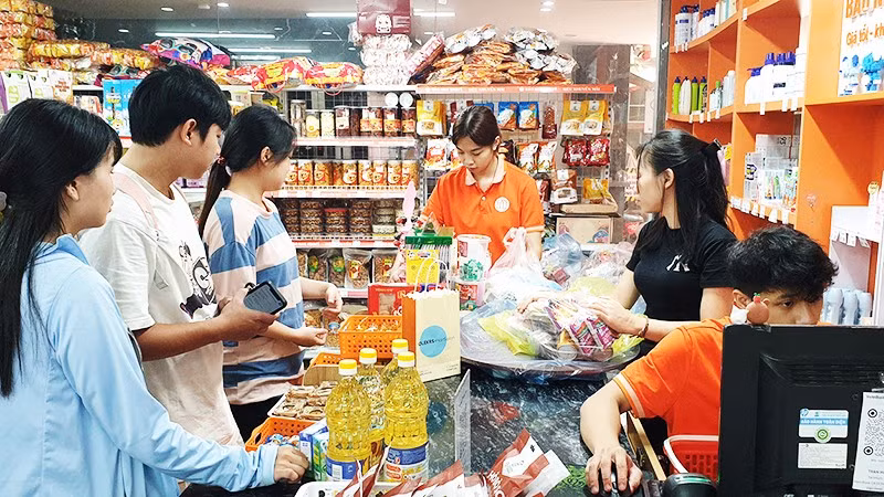  Nhiều bạn trẻ làm thêm tại các siêu thị để kiếm thêm thu nhập. Ảnh: BẮC SƠN