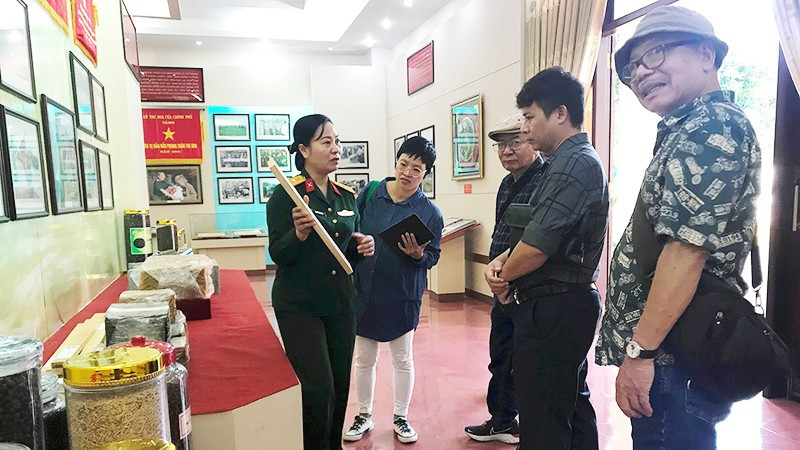 Văn nghệ sĩ đi thực tế đơn vị quân đội làm nhiệm vụ kinh tế - quốc phòng tại Tây Nguyên. Ảnh: HOÀNG HOA 162.jpg
