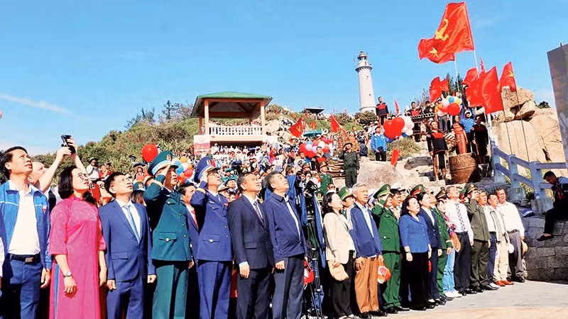 Lãnh đạo tỉnh Đắk Lắk cùng người dân và du khách chào cờ đón năm mới 2026 tại Mũi Điện. Ảnh: TTXVN