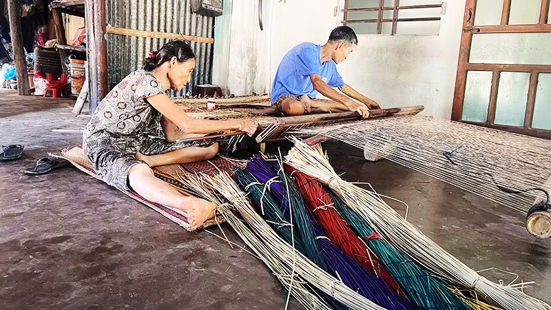 Dẫu tiêu thụ khó khăn nhưng dân làng chiếu Bàn Thạch vẫn quyết tâm giữ nghề.