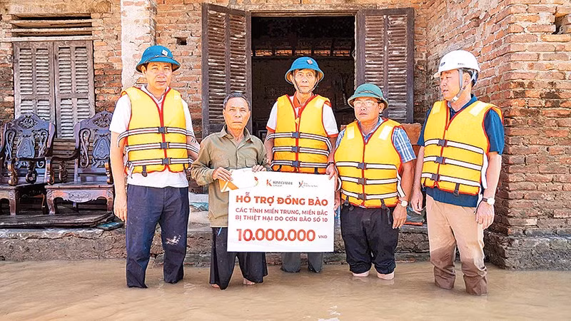 Ngày 4/10, Văn phòng Báo Nhân Dân tại Nghệ An phối hợp Quỹ Khởi sự từ tâm (Tập đoàn Kim Oanh) và UBMTTQ Việt Nam trao tặng 2 tỷ đồng cho người dân vùng lũ.