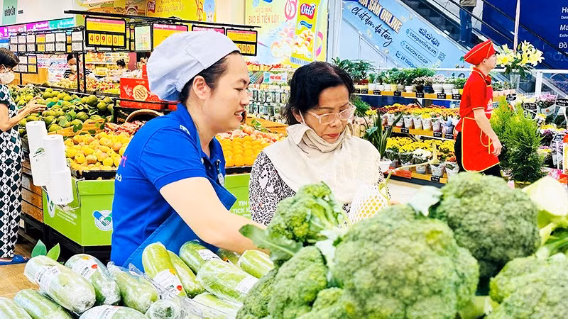 Các siêu thị đã có nhiều hoạt động khuyến mãi nhằm kích cầu tiêu dùng. 