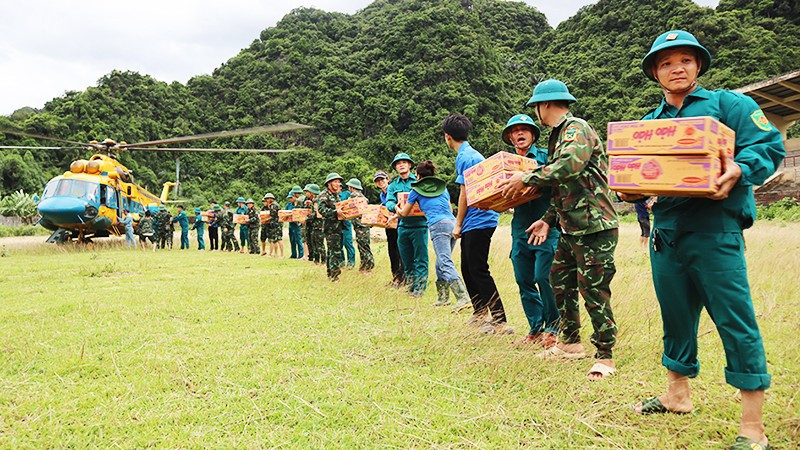Bộ Tư lệnh Quân khu 4 phối hợp với Quân chủng Phòng không - Không quân tiếp tế, cứu trợ cho đồng bào vùng bị cô lập. 42.jpg