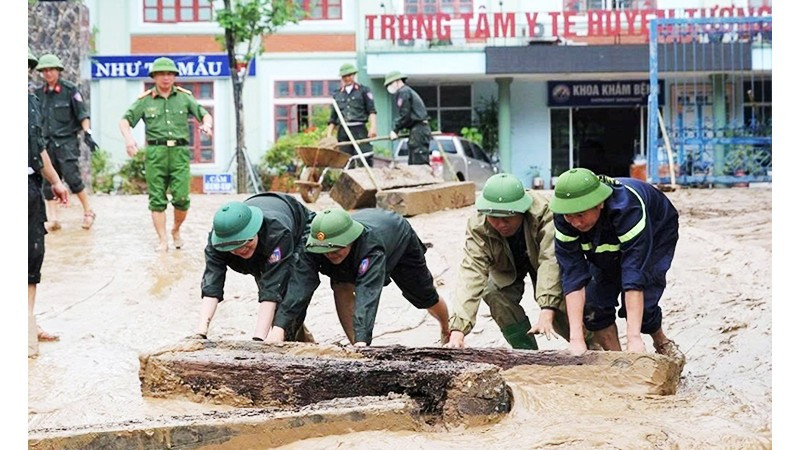 Các lực lượng nỗ lực giúp đỡ chính quyền địa phương và nhân dân khắc phục hậu quả sau lũ. 46.jpg