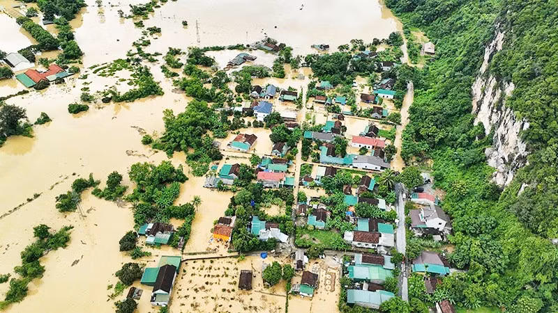 Nước lũ bao vây, chia cắt xã Con Cuông. Ảnh: ĐÌNH PHƯỢNG