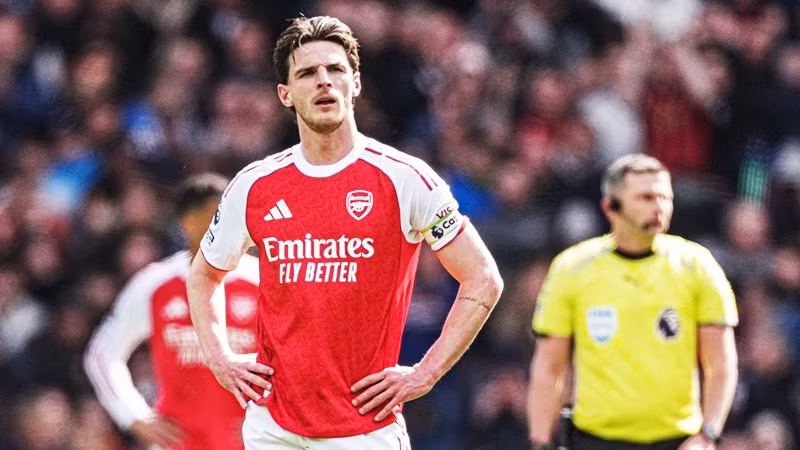 Arsenal đang bị cả sức ỳ từ tâm lý lẫn chiến thuật làm hụt hơi vào thời khắc quan trọng nhất mùa giải.