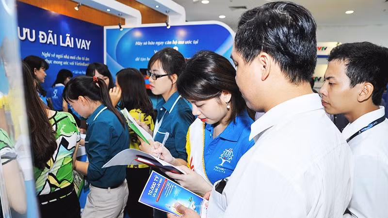 Các bạn trẻ tìm hiểu và đăng ký gói vay hỗ trợ mua nhà ở xã hội. Ảnh: NAM NGUYỄN