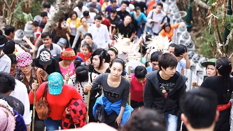 Du khách hành hương Yên Tử. Ảnh: ANH QUÂN