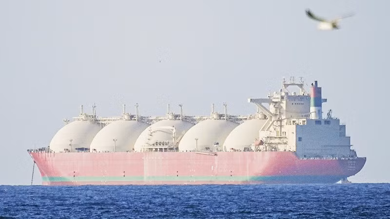 Một siêu tàu chở dầu băng qua Eo biển Hormuz chỉ vài giờ sau khi Iran phong tỏa trở lại. Ảnh: GETTYIMAGES