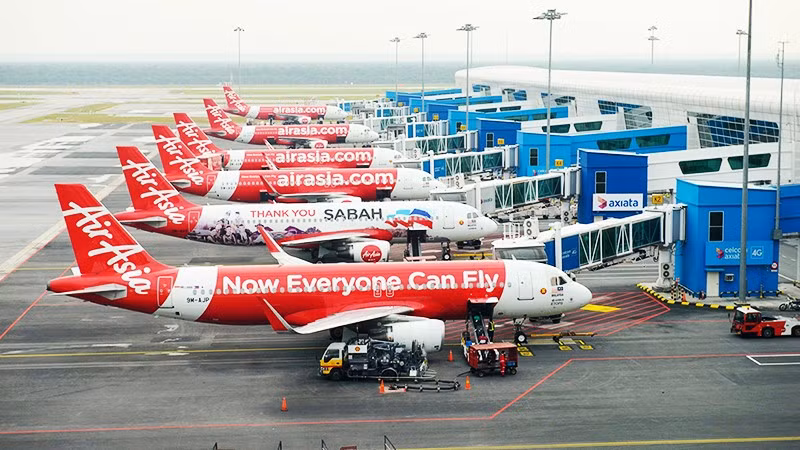 AirAsia và các hãng hàng không khác đều bị ảnh hưởng bởi giá nhiên liệu tăng vọt. Ảnh: AP
