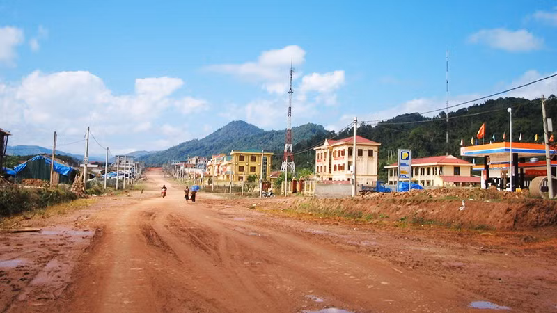 Ở Mường Nhé xa xôi cuối trời Tây Bắc chỉ cách đây chưa đầy 2 thập kỷ, con đường đất bằng phẳng thế này đã là mơ ước.