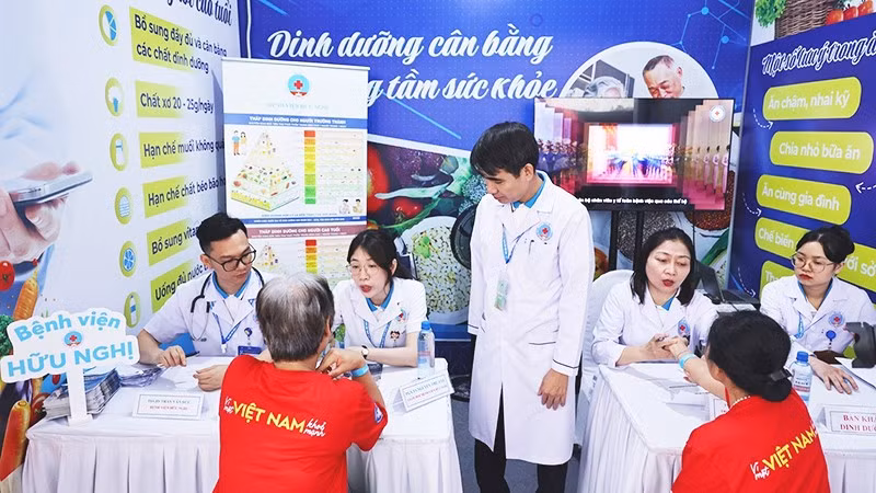 Tiến tới BHYT toàn dân để mọi người đều được chăm sóc sức khỏe.