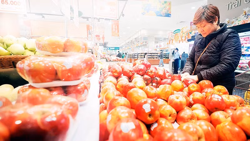 Khách chọn mua trái cây tại siêu thị Aeon Long Biên, Hà Nội. Ảnh: TRẦN VIỆT