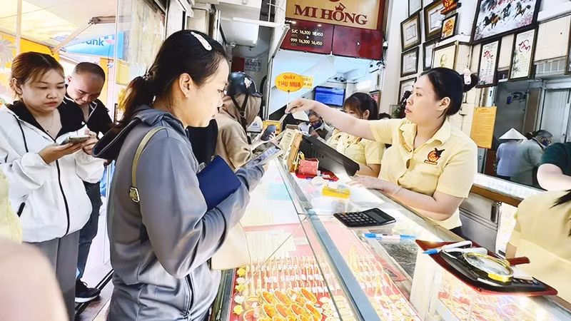 Khách đến mua vẫn chiếm đa số, song các giao dịch giá trị lớn không nhiều. Ảnh: THANH HOA