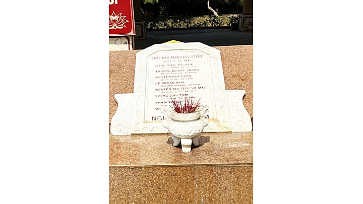 Bia tưởng niệm các chiến sĩ đã hy sinh trong cuộc đấu tranh lưu huyết tại Nhà ngục Kon Tum ngày 12/12/1931. Ảnh tư liệu
