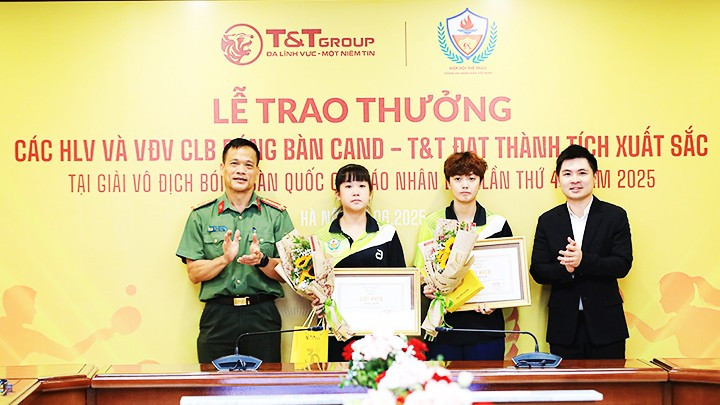 Ông Đỗ Vinh Quang và Đại tá Nguyễn Xuân Hải (Giám đốc Trung tâm huấn luyện và thi đấu thể thao CAND) trao thưởng cho VĐV Hoàng Trà My và Trần Mai Ngọc. 172.jpg