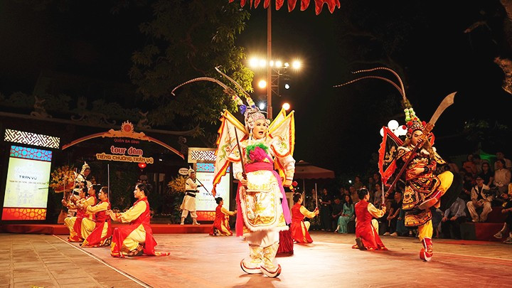 Các nghệ sĩ thể hiện không khí hào hùng trong tour diễn.