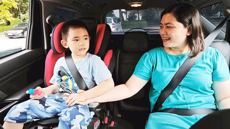 Từ ngày 1/1/2026 tới đây, trẻ em dưới 10 tuổi và chiều cao dưới 1,35 m sẽ không được ngồi cùng hàng ghế với lái xe và phải sử dụng thiết bị an toàn phù hợp.