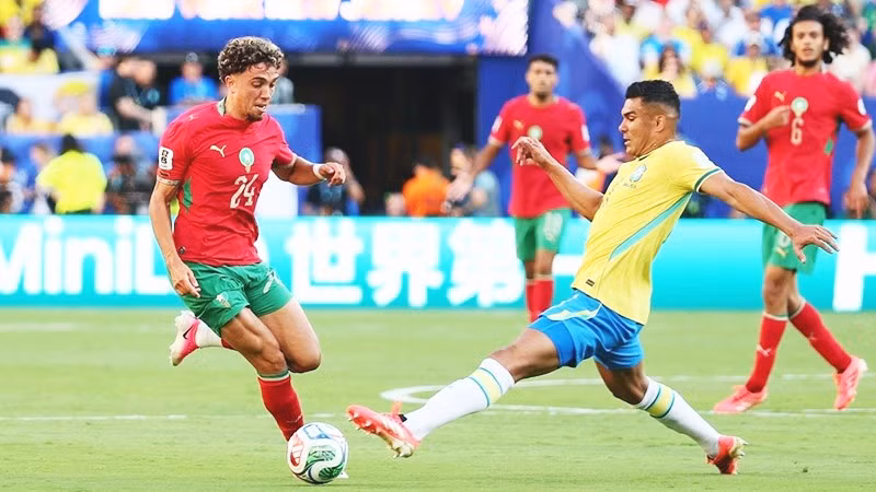 ĐT Brazil (áo sáng) thi đấu thất vọng trong trận ra quân World Cup gặp Morocco.