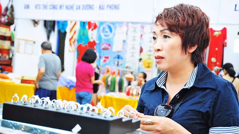 Diễn biến giá bạc tăng nóng trong thời gian ngắn cũng nhanh chóng lan sang thị trường bán lẻ. Ảnh: NAM HẢI