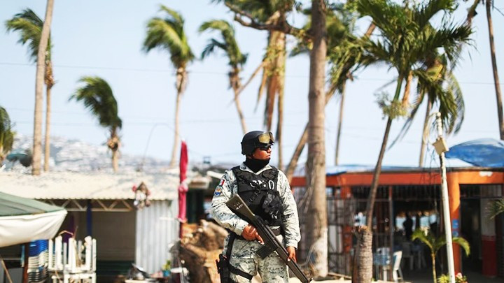 Lực lượng an ninh gác bên ngoài hiện trường một vụ ám sát. Ảnh: REUTERS
