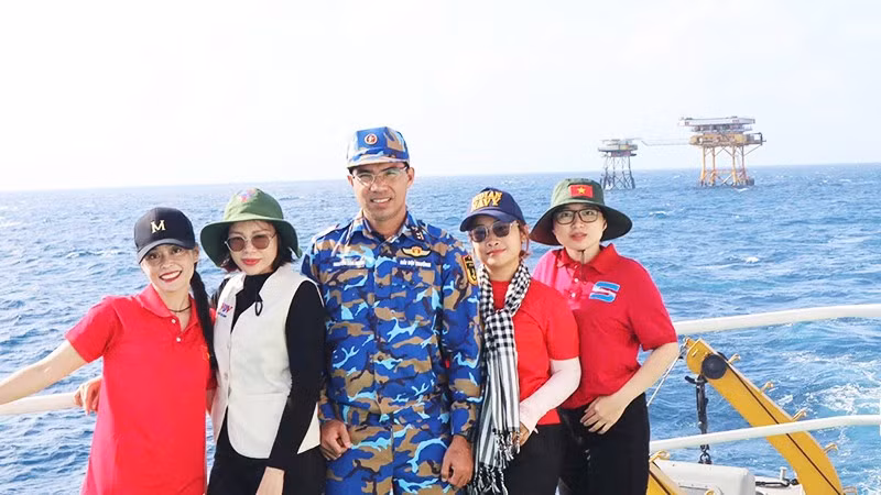 Chị Nguyễn Thị Thùy Dương (thứ hai từ phải sang) thăm nhà giàn.