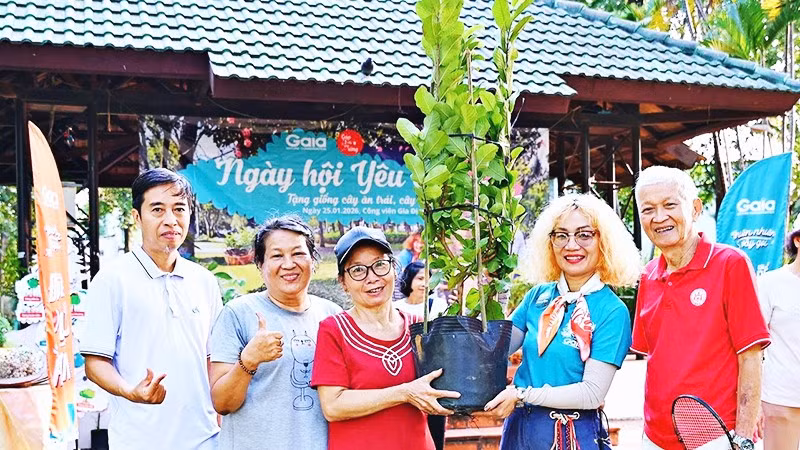 Người dân Thành phố Hồ Chí Minh nhận cây giống tại Ngày hội yêu cây năm 2026.