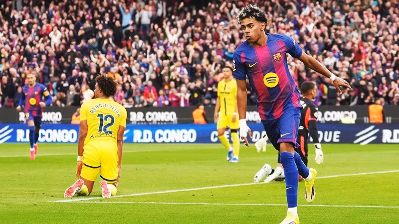 Lamine Yamal (phải) tung hoành giữa hàng thủ Villarreal.