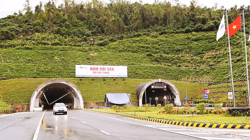 Hầm đường bộ Hải Vân.