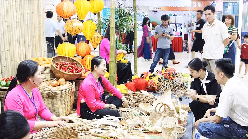 Người dân, du khách trải nghiệm tại các làng nghề thủ công, truyền thống Đà Nẵng.