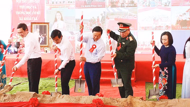 Các đại biểu khởi công xây dựng công trình Trường phổ thông nội trú liên cấp tiểu học và trung học cơ sở xã Khuất Xá (Bắc Kạn).