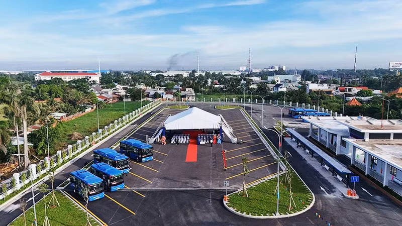 Bến xe bus Hóc Môn có quy mô lớn thứ hai ở Thành phố Hồ Chí Minh.