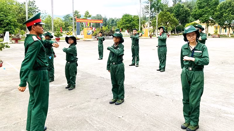 Học kỳ quân đội là mô hình giáo dục, rèn luyện thể lực, tính kỷ luật, tinh thần đồng đội cho học sinh được nhiều phụ huynh lựa chọn cho con trong dịp hè.
