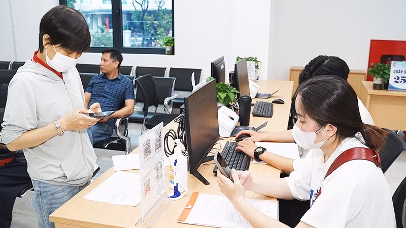 Chuyển đổi số giúp người dân thuận tiện hơn khi làm các thủ tục hành chính. Ảnh: NAM NGUYỄN