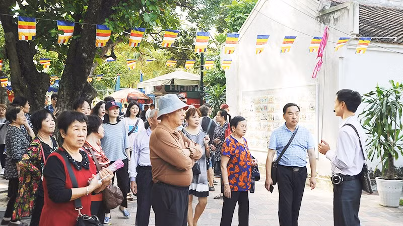 Các di tích tại Thủ đô là điểm đến ưa thích của du khách. Ảnh: SONG ANH 