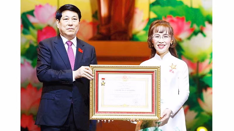 Chủ tịch nước Lương Cường trao tặng danh hiệu Anh hùng Lao động cho bà Nguyễn Thị Phương Thảo. 