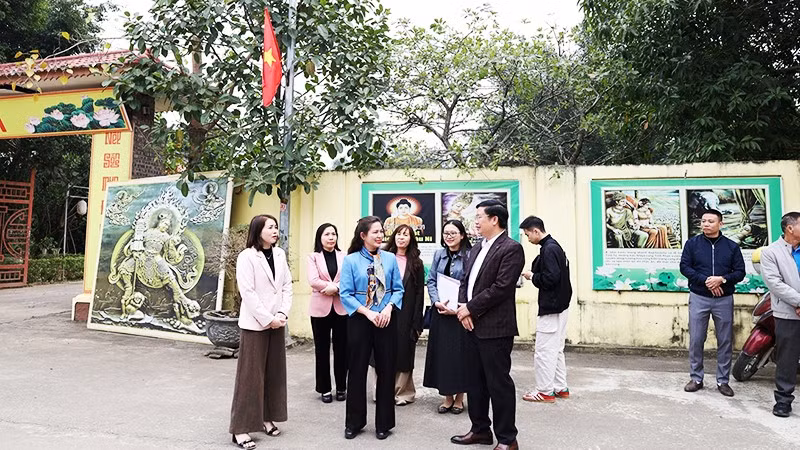 Đoàn công tác của TP Hà Nội về khảo sát, chấm điểm mô hình "Sáng - xanh - sạch - đẹp" tại xã Suối Hai.
