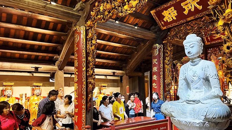 Du khách tham quan chùa Phật Tích, ngắm bảo vật quốc gia - Tượng Phật A Di Đà.