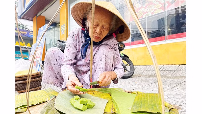 Bánh đúc của mệ Gái được gói bằng lá chuối phơi héo ăn cùng với mật mía. 