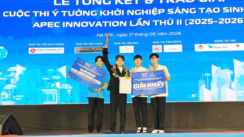 Đại diện Dự án DotRead E-Braille nhận Giải nhất tại Lễ tổng kết APEC Innovation lần thứ II.